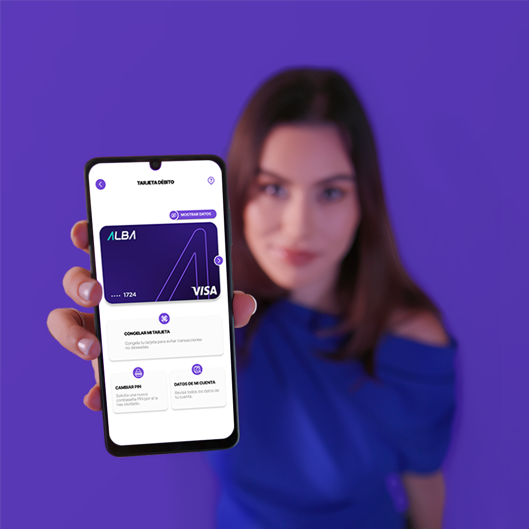 Mujer usando la app de ALBA